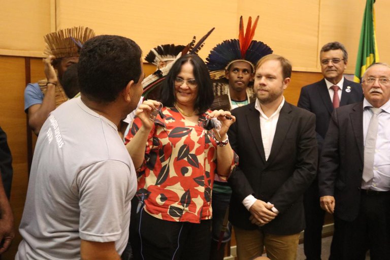 Ministra entrega dois veículos para comunidade indígena de Sergipe