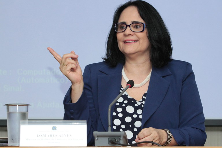 Durante o lançamento de documentário, ministra Damares Alves defende a inclusão da pessoa idosa indígena