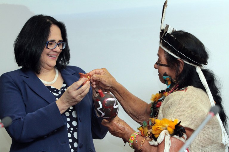 Durante o lançamento de documentário, ministra Damares Alves defende a inclusão da pessoa idosa indígena