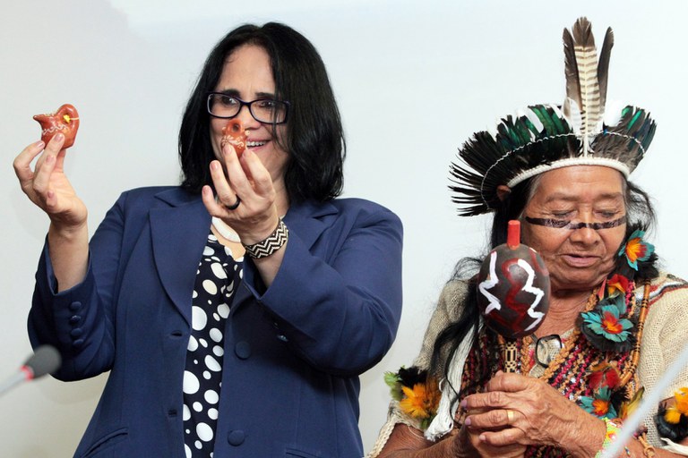 Durante o lançamento de documentário, ministra Damares Alves defende a inclusão da pessoa idosa indígena