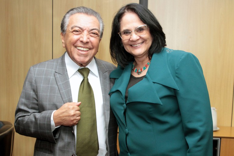 A ministra da Mulher, da Família e dos Direitos Humanos, Damares Alves, recebeu o cartunista e criador da Turma da Mônica, Mauricio de Sousa, nesta quinta-feira (21), em Brasília. (Foto: Willian Meira - MMFDH).