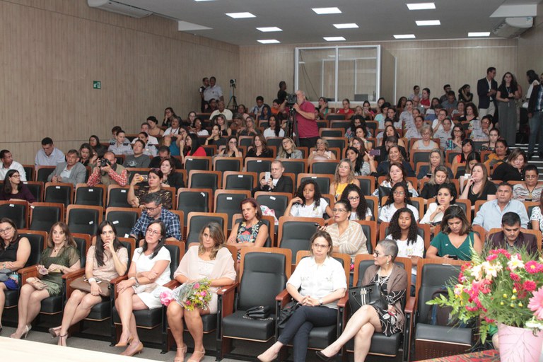 IMG_2929.jpgMinistra é homenageada em sessão solene da Câmara Legislativa do DF. (Foto: Willian Meira)