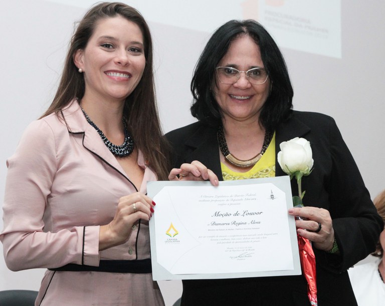 Ministra é homenageada em sessão solene da Câmara Legislativa do DF. (Foto: Willian Meira)