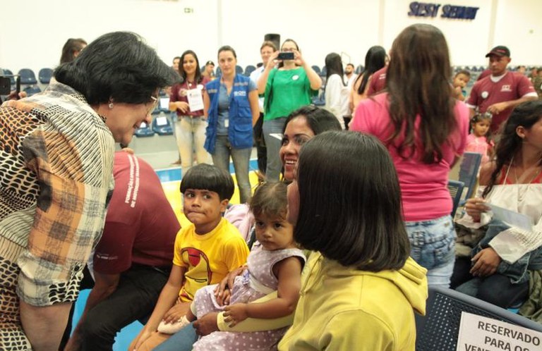 Ministra Damares Alves cumprimentou famílias após reencontro. (Foto: Willian Meira/Ascom MMFDH)