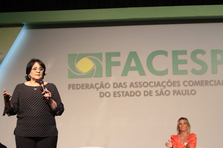 Ministra Damares Alves discursou para uma plateia de 1,2 mil empresários. (Foto: Willian Meira/MMFDH)