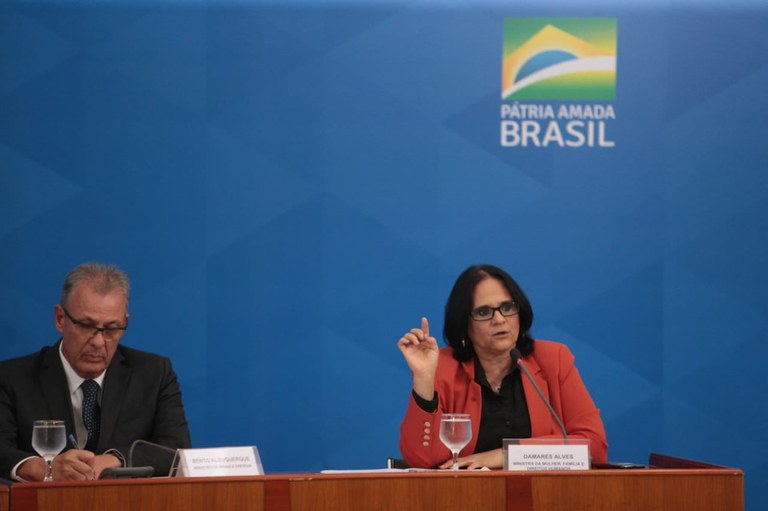 No Planalto, ministra Damares apresenta principais ações de enfrentamento ao Covid-19