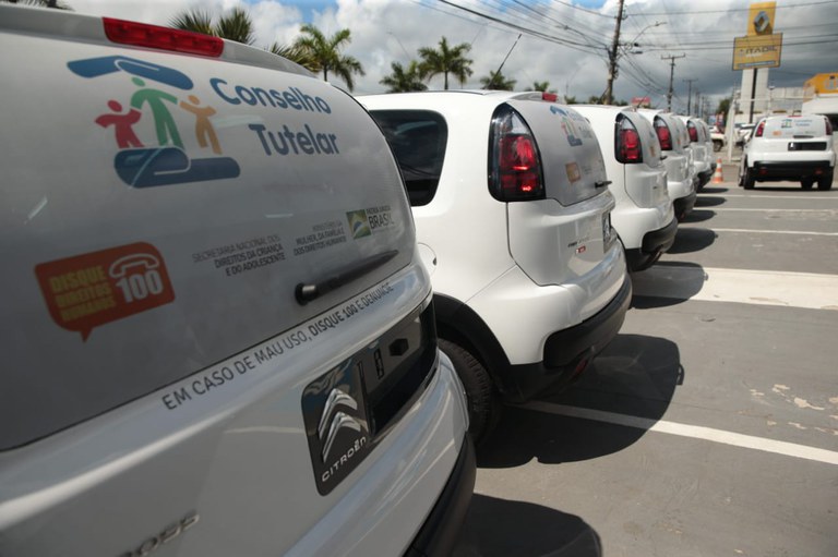 Conselhos tutelares da Bahia recebem 17 veículos 0 km