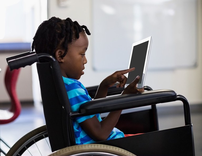 Cartilha auxilia pais de crianças com deficiência no acompanhamento escolar durante a quarentena