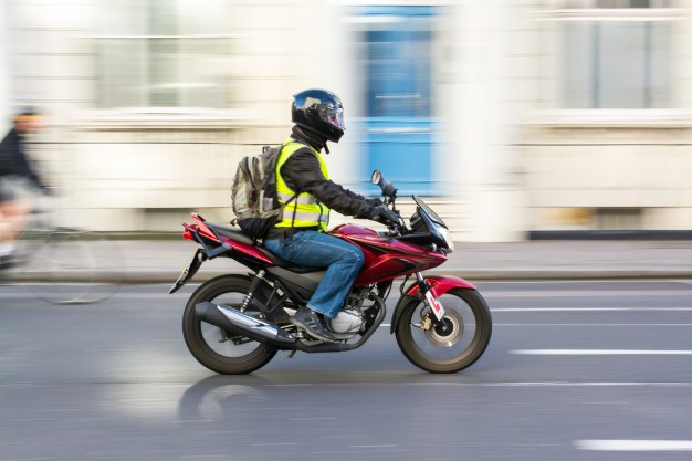 Para divulgar o Disque 100 e o Ligue 180, Ministério disponibiliza adesivos para veículos e motociclistas