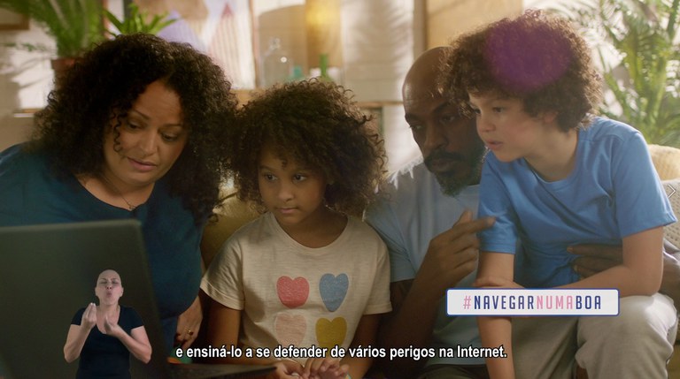 Campanha conscientiza famílias sobre riscos de exposição de crianças na internet