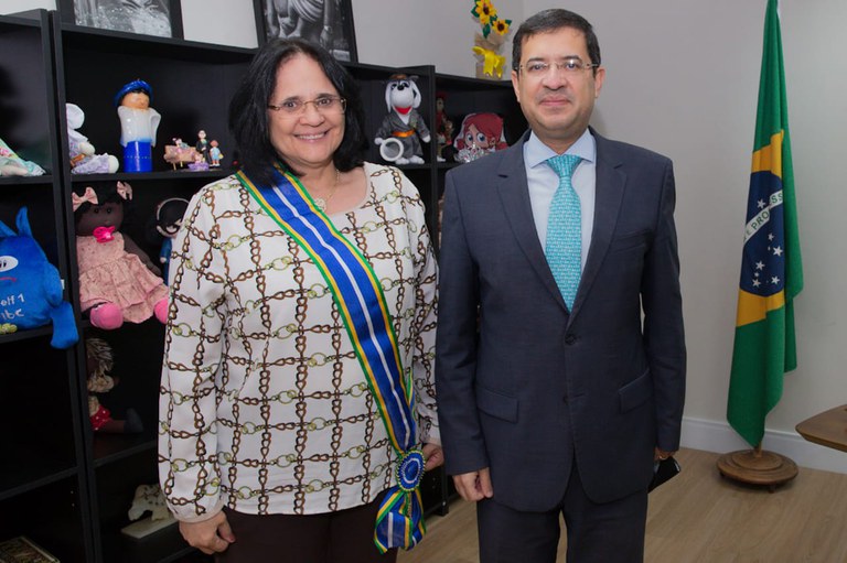 Ministra Damares Alves recebe condecoração da AGU