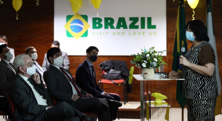 Em palestra sobre suicídio e automutilação, ministra Damares orienta: “abrace e acolha”