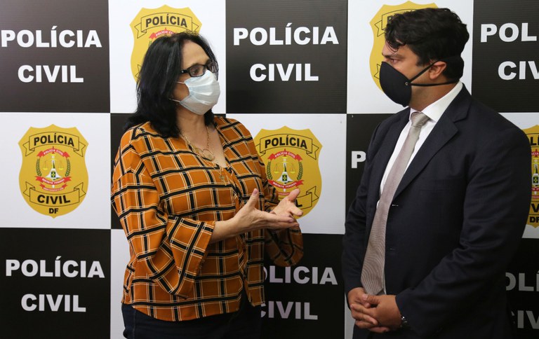 Ministra Damares parabeniza ações de combate à pedofilia em visita à delegacia do DF