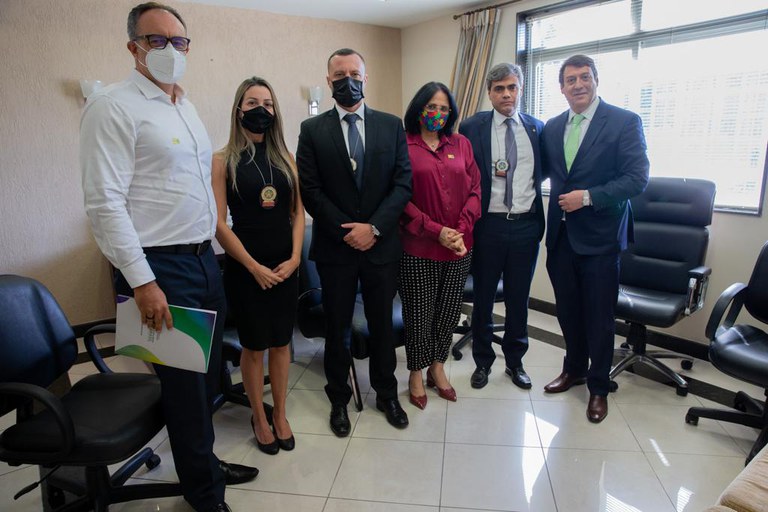 Legislação de proteção a crianças pode ser aprimorada com inspiração na Lei Maria da Penha, defende Damares Alves