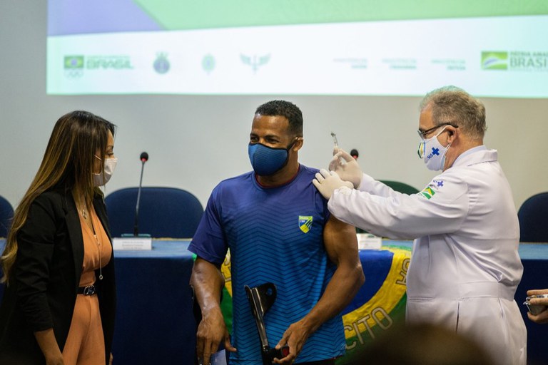 Atletas paralímpicos brasileiros começam a ser vacinados contra Covid-19