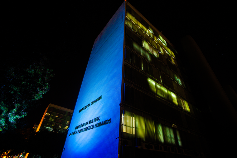Iluminado de azul, Ministério da Mulher, da Família e dos Direitos Humanos reforça parceria de enfrentamento ao tráfico de pessoas