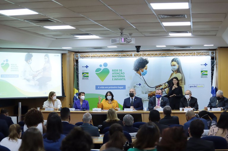 Ministra Damares participa do lançamento do Plano de Enfrentamento das Mortalidades Materno e Infantil