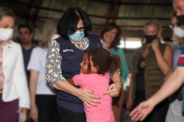 Ministra Damares prioriza a dignidade humana no suporte à população de Capivari (SP) e região