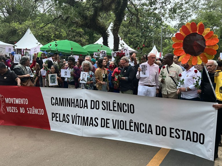 Na 3ª Caminhada do Silêncio em SP, Silvio Almeida ressalta que o Brasil ainda precisa superar traumas do passado