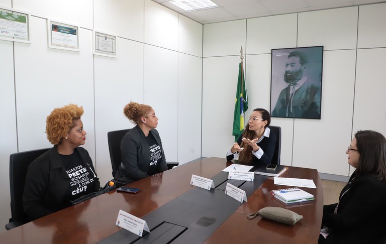 Em encontro com movimento social, secretária-executiva do MDHC discute pauta antirracismo no setor aéreo