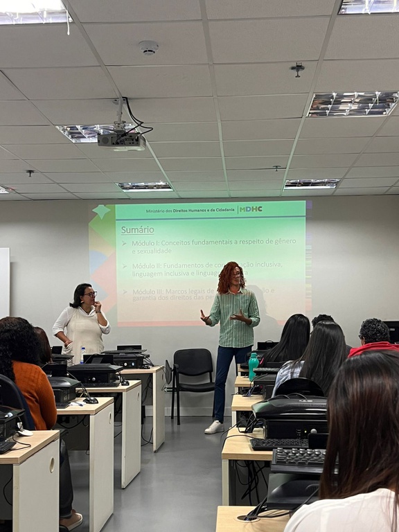 LGBTQIA+: MDHC promove formação sobre diálogo inclusivo para atendentes do Disque 100