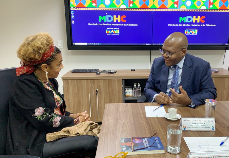 Ministro Silvio Almeida debate arte e direitos humanos com artista Elisa Lucinda