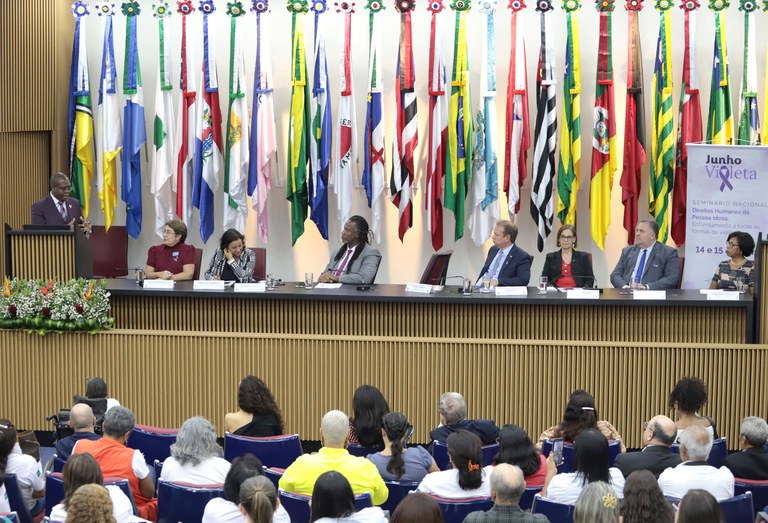 “Grande desafio é construir uma política nacional ampla para a pessoa idosa, capilarizada, bem estruturada, eficaz e efetiva”, defende Silvio Almeida ao abrir o seminário Direitos Humanos da Pessoa Idosa
