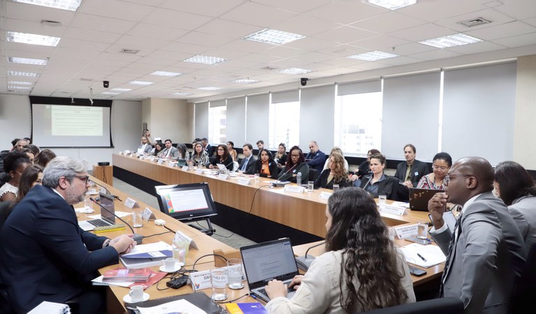 "É preciso discutirmos as políticas de desencarceramento numa perspectiva de direitos humanos", afirma Silvio Almeida na reunião de retomada do Sistema Nacional de Prevenção e Combate à Tortura