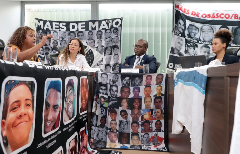 Silvio Almeida recebe Movimento Mães de Maio e ouve relatos de vítimas de violência do Estado