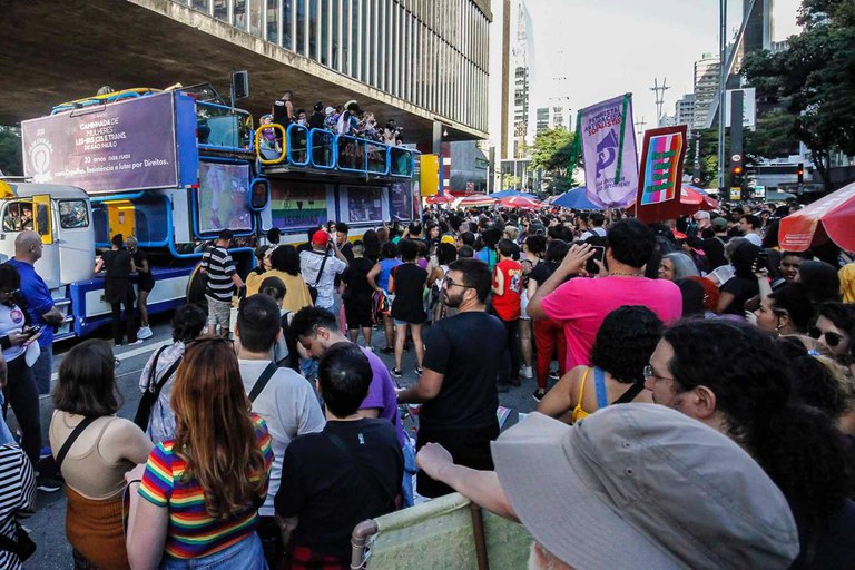 Symmy Larrat participa da 21ª Caminhada de Mulheres Lésbicas e Bissexuais, Cis e Trans e incentiva combate ao lesbo-ódio