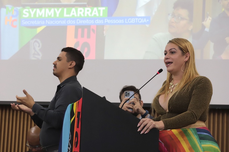 Pessoas LGBTQIA+ refugiadas vindas de países que criminalizam suas existências terão entrada facilitada no Brasil
