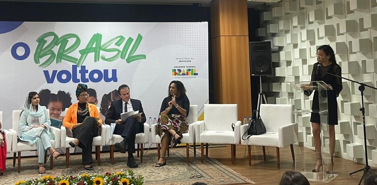 Rita Oliveira participa de encontro com a ativista Malala Yousafzai, que está em viagem pelo Brasil