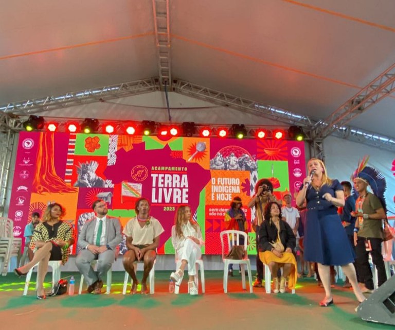 Secretária Symmy Larrat participa de plenária LGBTQIA+ no Acampamento Terra Livre