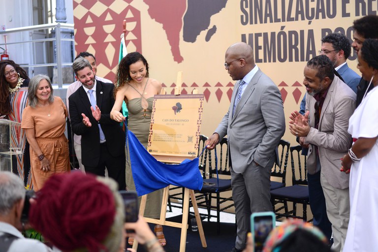 Cais do Valongo recebe a primeira das 100 placas de sinalização da memória de africanos escravizados no país