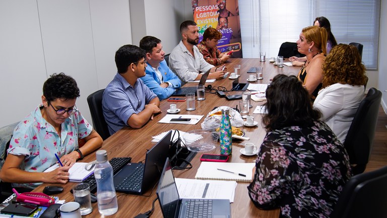 Em oficina, Symmy Larrat apresenta a gestores projeto piloto para garantia de trabalho digno à população LGBTQIA+