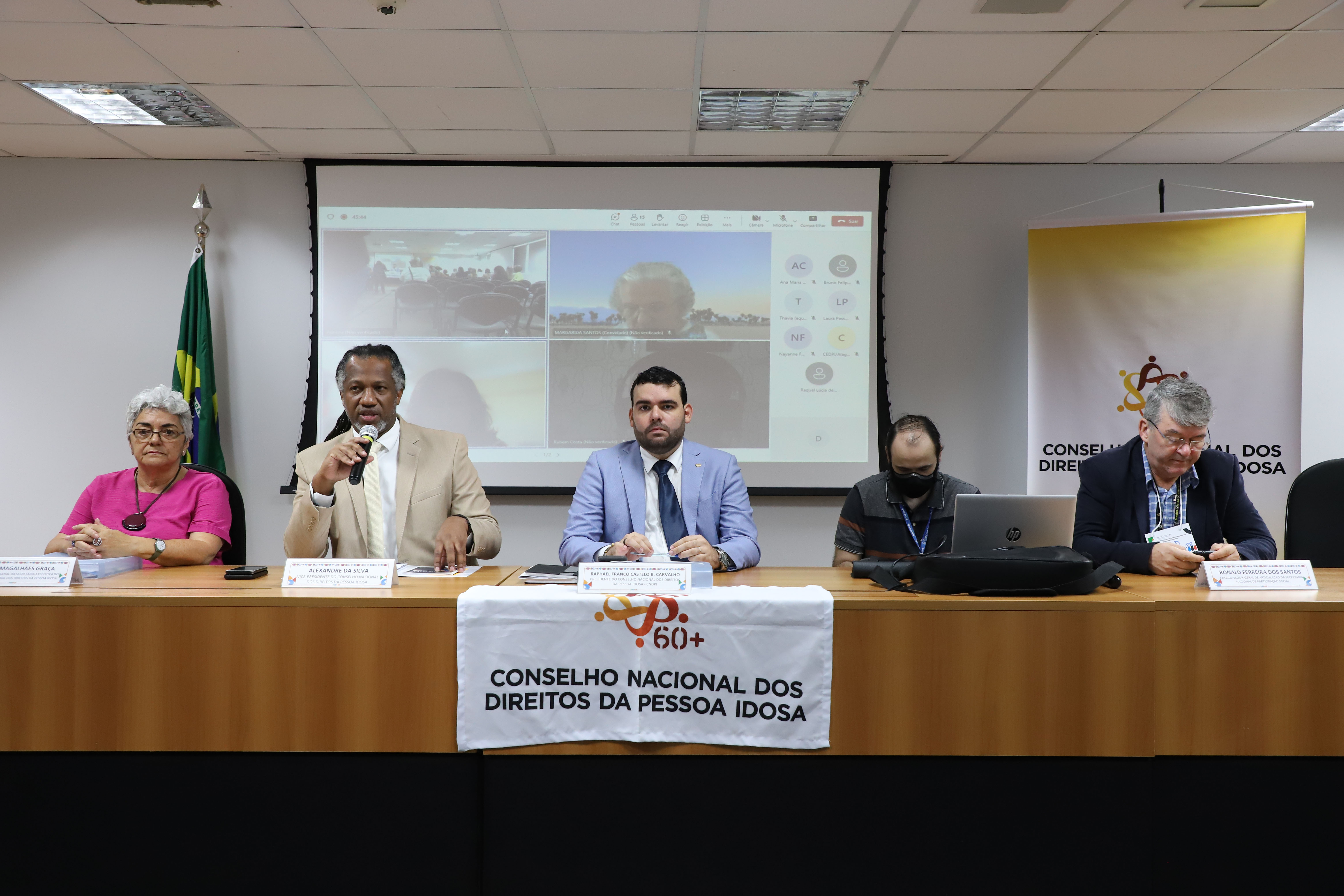 Alexandre da Silva dialogou com interessados na iniciativa durante reunião do colegiado, na Câmara dos Deputados