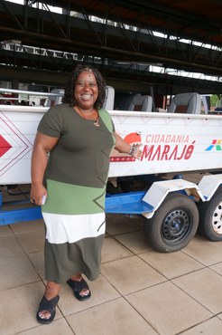 Ministra mostra uma das embarcações destinada à Ilha do Marajó (Foto: Raul Lansky)