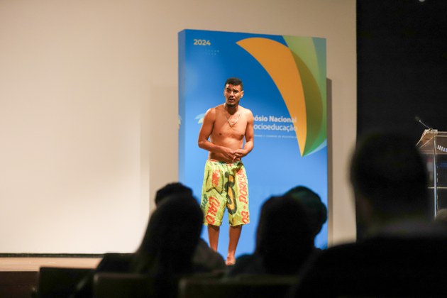 O ator Gabriel Mattos durante abertura do simpósio (Foto: Samuel Figueira)