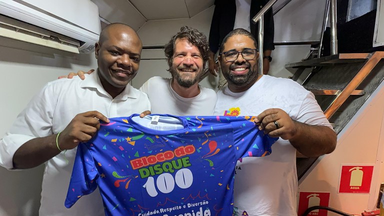 Em Salvador, Ministro Silvio Almeida divulga, em trio elétrico, a campanha "Bloco do Disque 100" para proteção de crianças e adolescentes