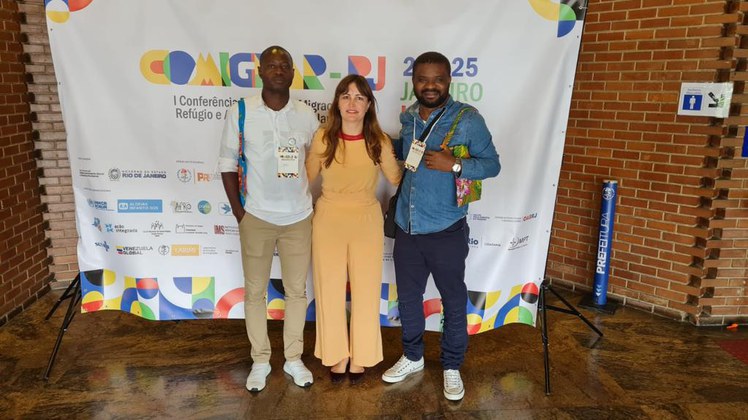 Clarissa Carmo com Yannick Mbau e  Mario Udinga, da Organização da Sociedade Civil Pacto pelo Direito de Migrar PDMIG(Foto: João Miguel Jr)