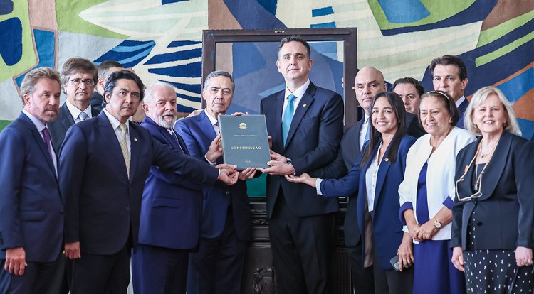 Representantes dos Três Poderes mostram Constituição Federal recuperada após furto (Ricardo Stuckert)