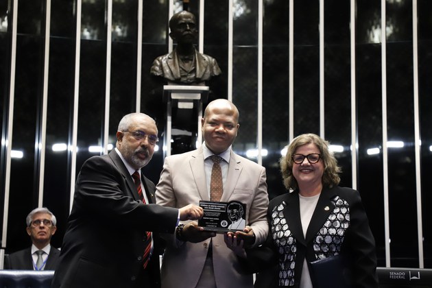 O ministro recebeu a Comenda de Direitos Humanos Dom Hélder Câmara