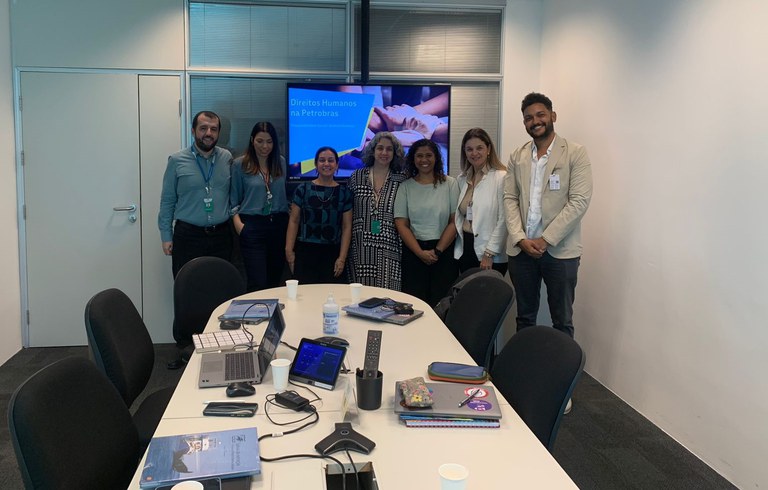 Representantes da Petrobras após reunião com o coordenador-geral de Direitos Humanos e Empresas do MDHC, Luiz Gustavo Lo-Buono, à direita