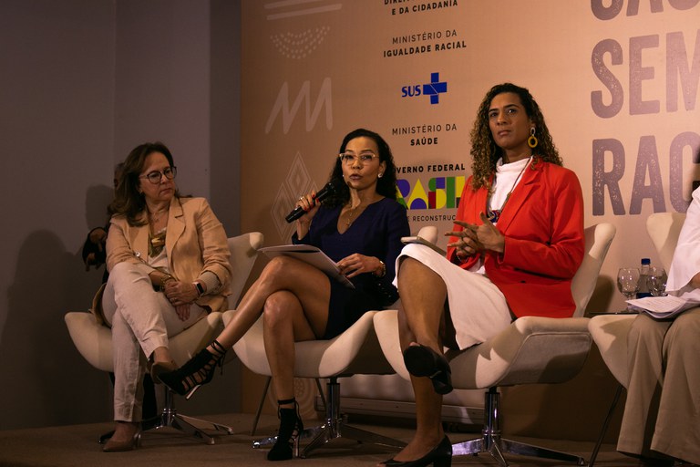 Rita Oliveira defende prioridade a crianças negras e indígenas em seminário sobre políticas de saúde sem racismo