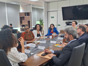 Fernanda Thomaz, ao centro, lidera a iniciativa no MDHC (Foto: Marci Hences)