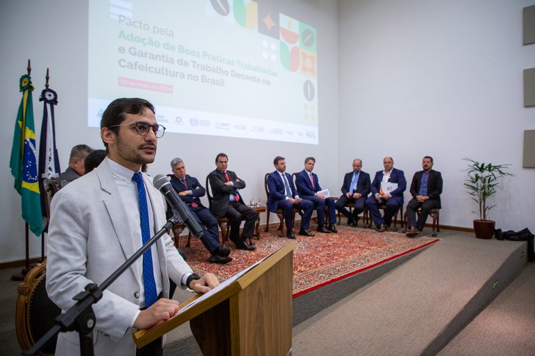 Direitos Humanos assina Pacto pelo Trabalho Decente na Cafeicultura