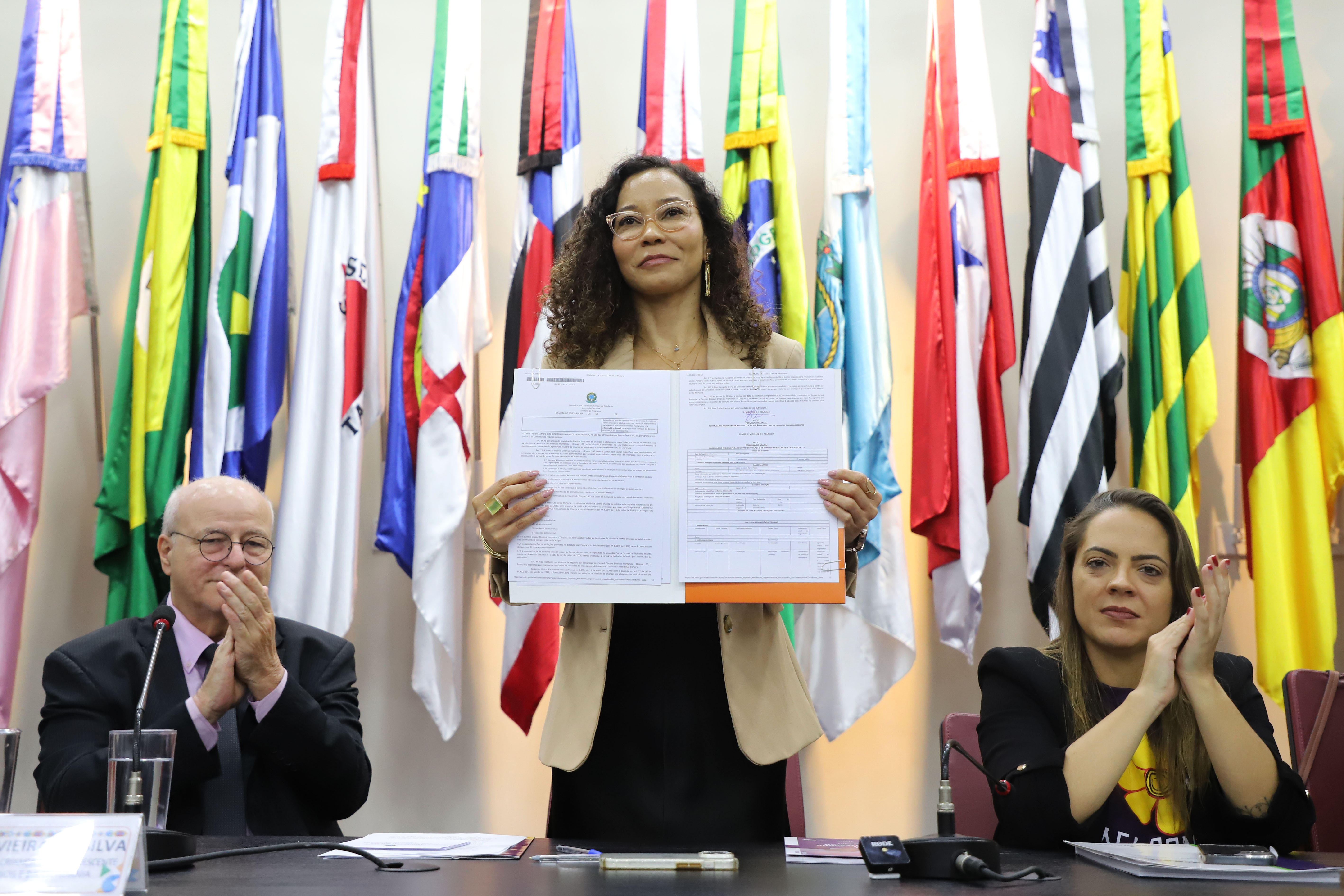 Portaria de reformulação do atendimento das vítimas, pelo serviço, foi assinada na cerimônia da campanha 18M, nesta quinta-feira (16), em Brasília (DF)