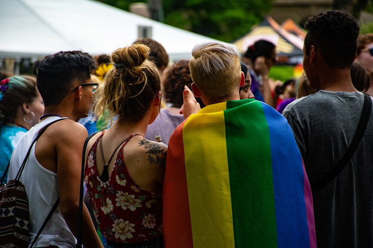 Grupo de trabalho vai enfrentar a discriminação contra pessoas LGBTQIA+ na internet