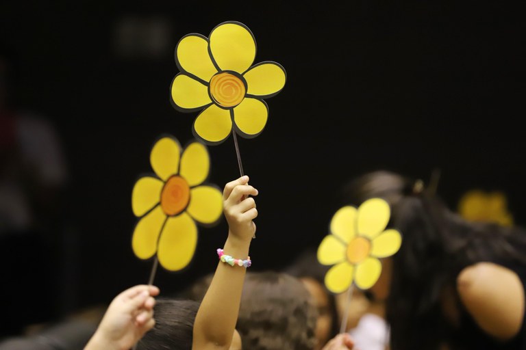A flor amarela e laranja é símbolo do enfrentamento ao abuso e à exploração sexual de crianças e adolescentes