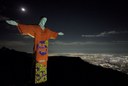 Símbolos da Campanha 18M iluminam o Cristo Redentor nesta noite